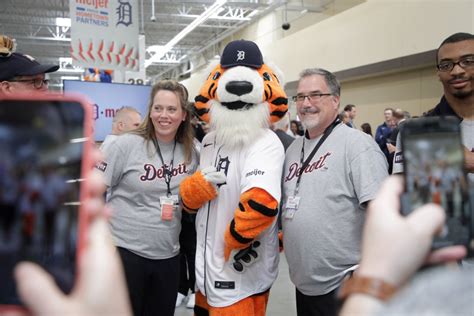 Detroit Tigers Meijer Paws Metal Lunch Box Souvenir. Brand New